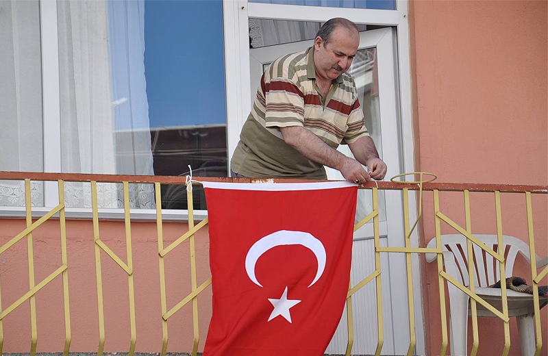 ‘Bayrak Asan Dayı’ bu kez 100. yıl için balkona çıktı