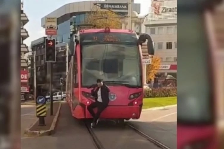 Bursa’da tramvayın arkasında tehlikeli yolculuk