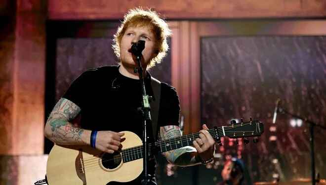 Ed Sheeran evinin bahçesine kendi mezarını kazdı