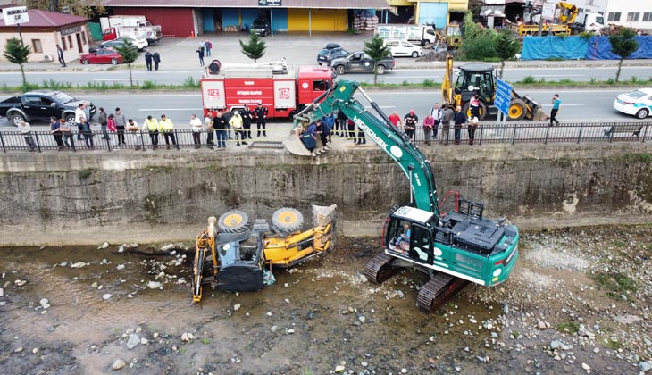 İş makinesi dereye düştü