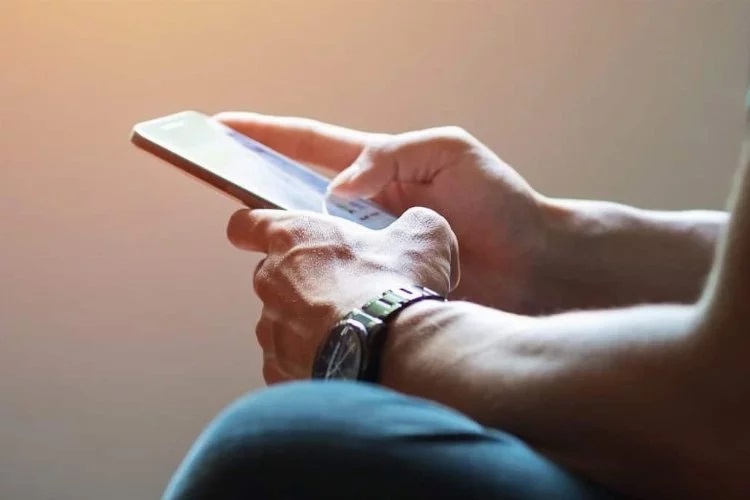 Müstehcen paylaşımları işinden etti