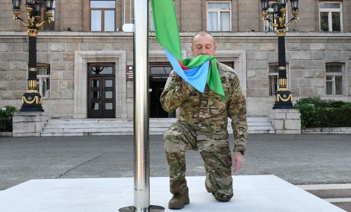 Aliyev, Hankendi ve Hocalı’da Azerbaycan bayrağını göndere çekti