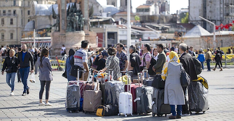 Türkiye’de resmi izinle ikamet eden yabancı sayısı düştü