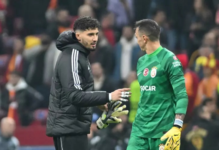 Altay Bayındır, yedek kulübesinden Muslera’ya koştu!