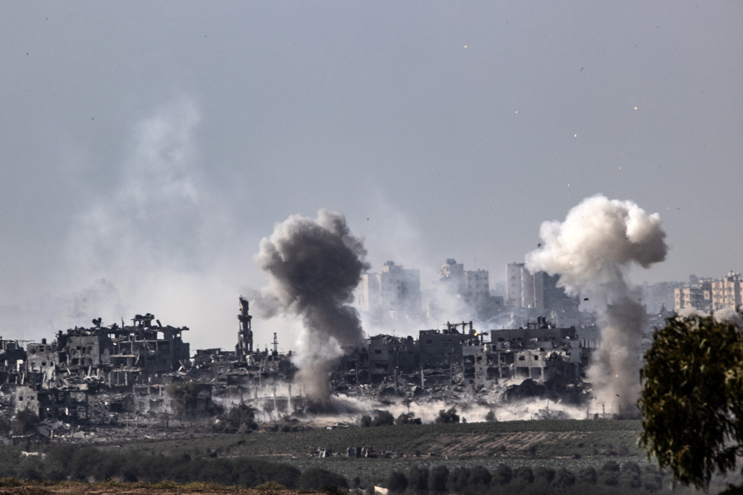 İsrail’in Gazze’de bir eve düzenlediği saldırıda en az 20 sivil öldü