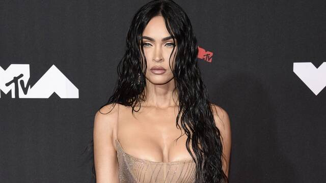 Megan Fox derin dekoltesiyle poz verdi