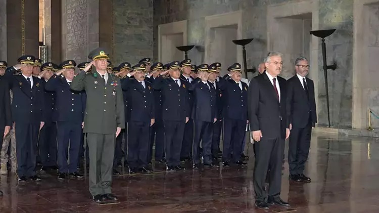 Emniyet teşkilatı Anıtkabir’i ziyaret etti
