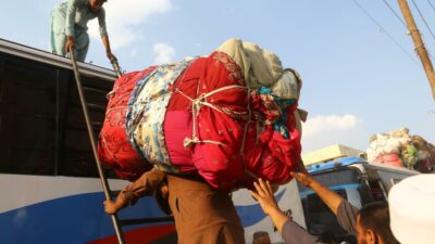 Afgan mülteciler ülkesine dönüyor