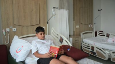 Bursa’da çocuklar masallar eşliğinde tedavi oluyor