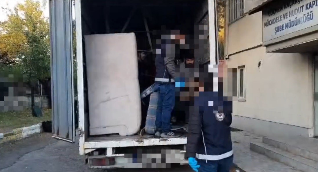 Evden eve taşımacılık yapılan kamyonette 25 kaçak göçmen yakalandı Evden eve taşımacılık yapılan kamyonette 25 kaçak göçmen yakalandı