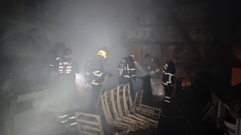 Hatay’da sanayi sitesinde çıkan yangını korkuttu