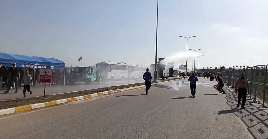 İncirlik Üssü’ne girmeye çalışan gruba polis müdahale etti