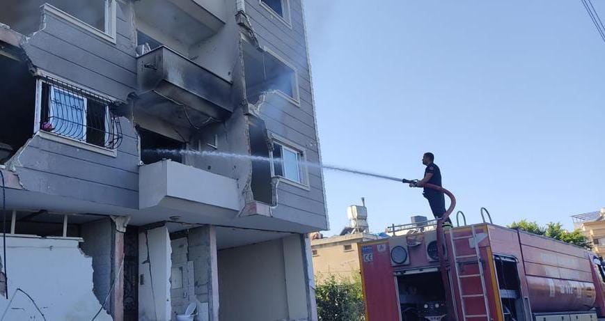 Ağır hasarlı binada yangın Ağır hasarlı binada yangın