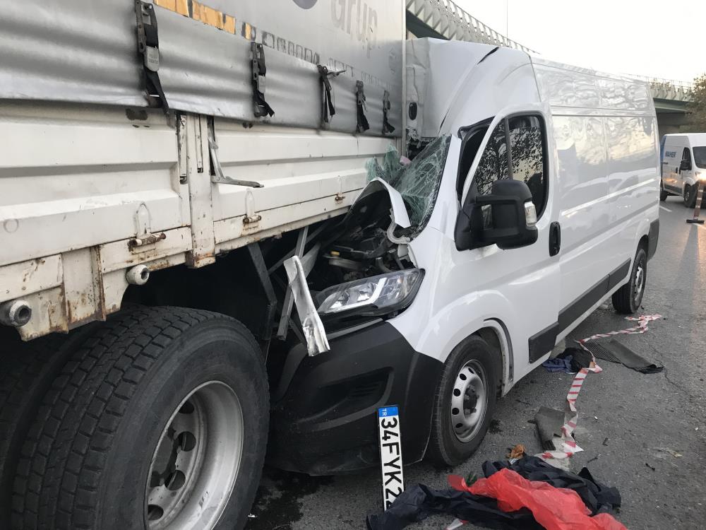 Panelvan, kamyonun altına girdi: Sürücü kazayı sıyrıklarla atlattı