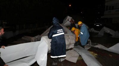 Bursa’da çatısı uçan okula belediye ekiplerinden anında müdahale
