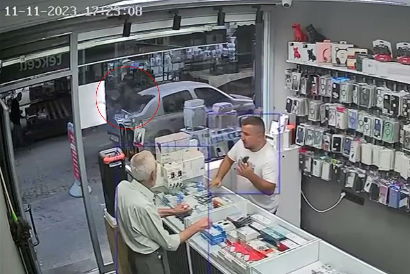Otomobilin üzerine keçi düştü Otomobilin üzerine keçi düştü