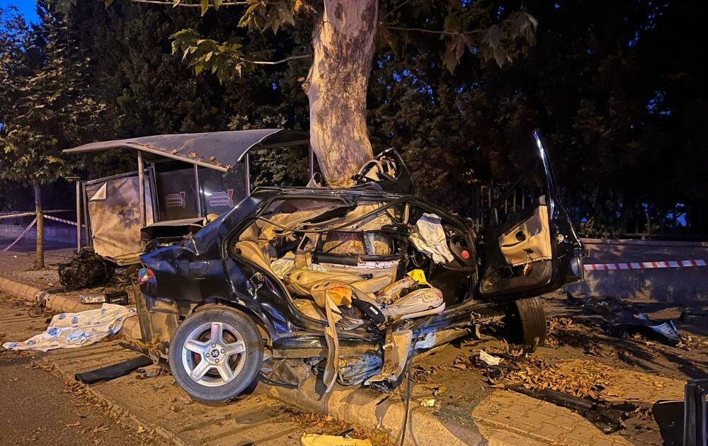 Ağaca çarpıp ikiye bölünen otomobilin sürücüsü hayatını kaybetti