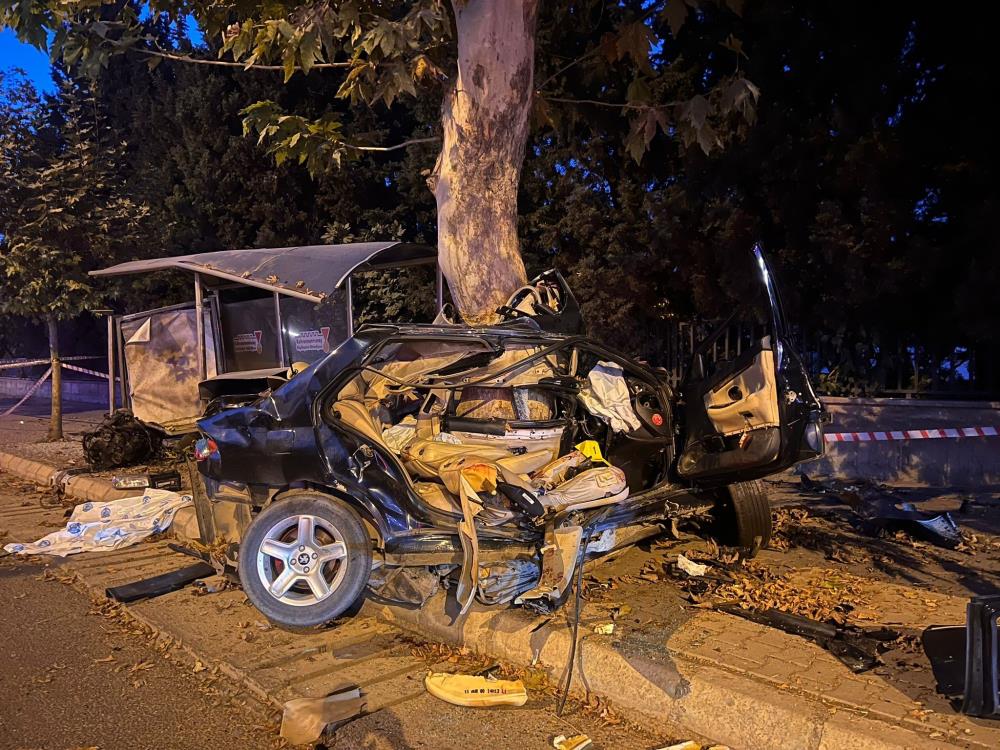 Ağaca çarpıp ikiye bölünen otomobilin sürücüsü hayatını kaybetti