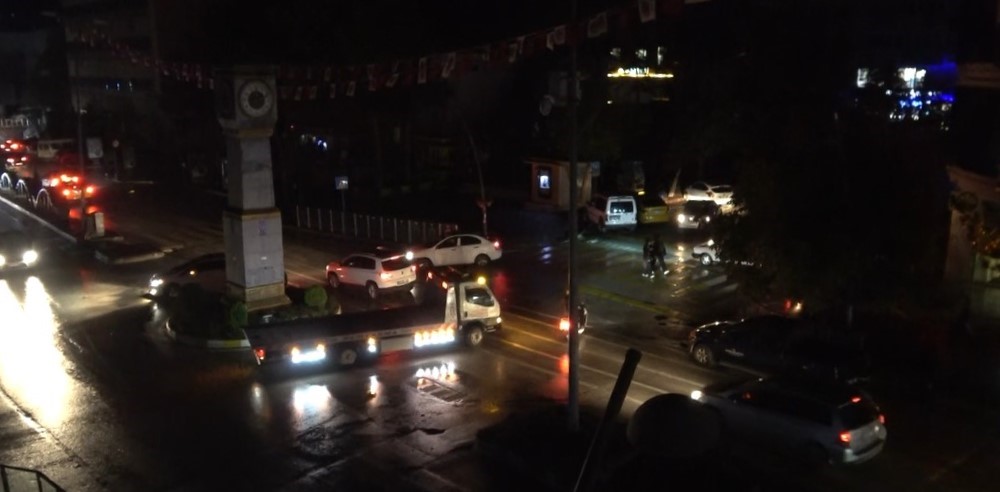 Sağanakta sokaklar karanlığa büründü Sağanakta sokaklar karanlığa büründü