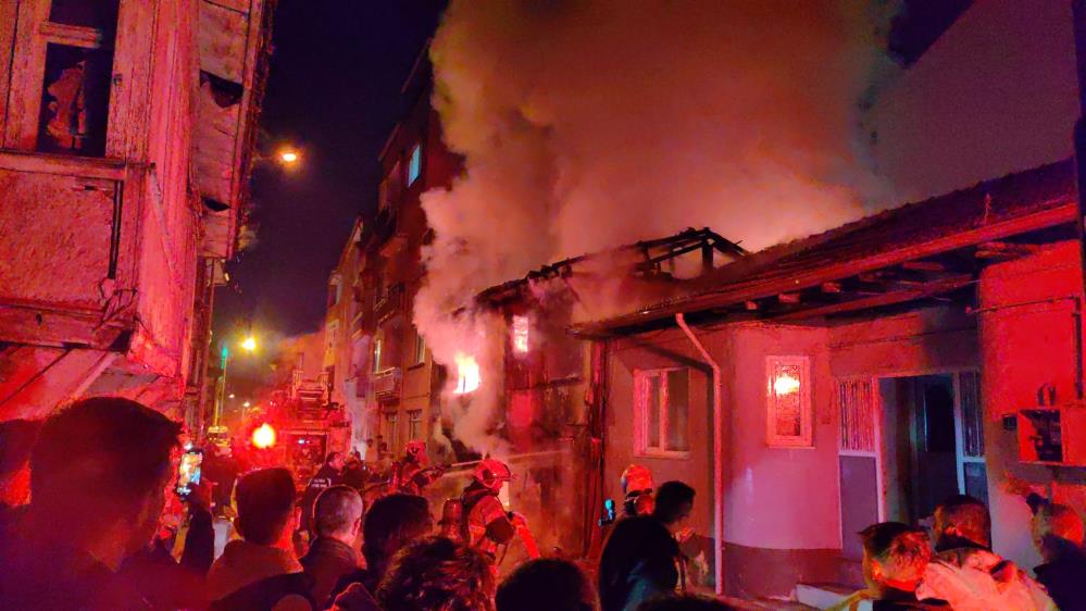 Bursa’da alevler geceyi aydınlattı: Ölümden döndüler!