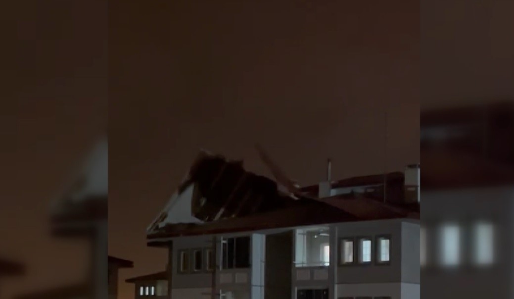 Rüzgar binanın çatısını yerinden söktü Rüzgar binanın çatısını yerinden söktü