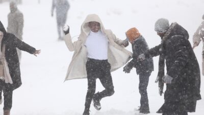 Uludağ’da kar kalınlığı artıyor… Vatandaşlar zirveye koştu, rezervasyon telefonları çoğaldı!