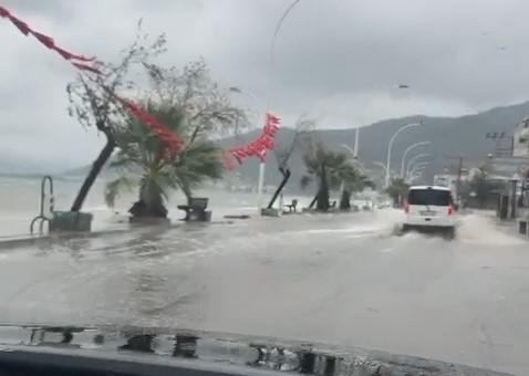 Bursa’da deniz karayla birleşti