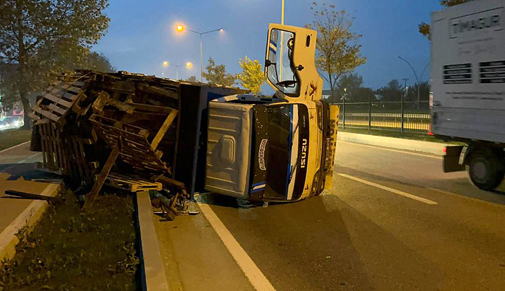 Bursa’da korkutan kaza: Lastiği patlayan kamyonet devrildi