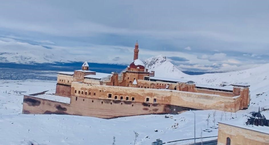 Tarihi saraydan kar manzaraları