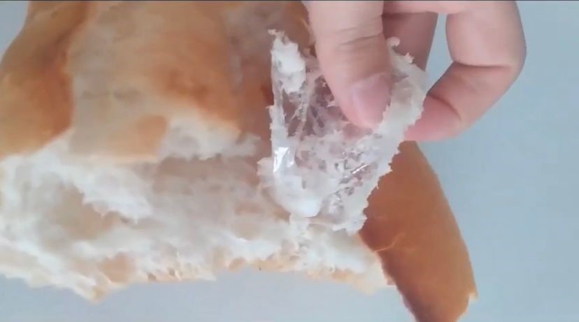 Yemek için aldıkları ekmeğin içerisinde poşet çıktı Yemek için aldıkları ekmeğin içerisinde poşet çıktı