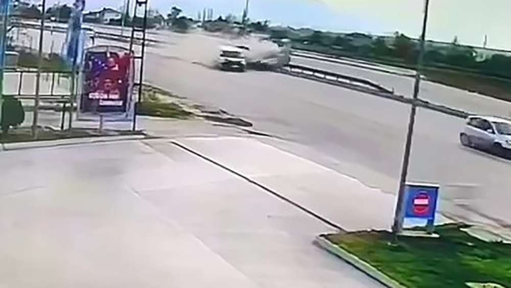 İkiye bölünen otomobilden sağ çıktılar
