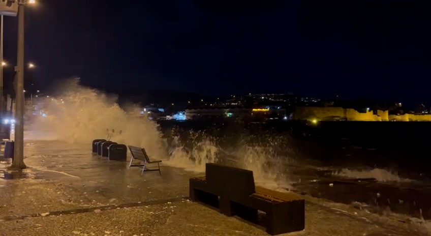 İzmir Foça’da fırtına iskeleyi yıktı