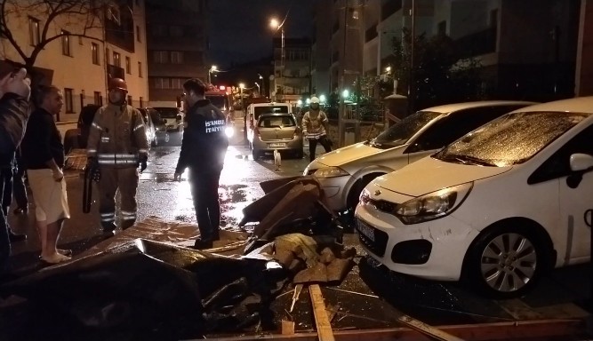 İstanbul’da fırtınada uçan çatı otomobillerin üstüne düştü