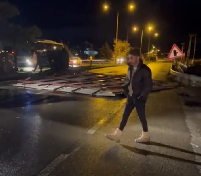 Şiddetli fırtına çatıyı uçurdu