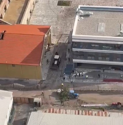 Kepçe operatörü işçileri iş makinesiyle kovaladı
