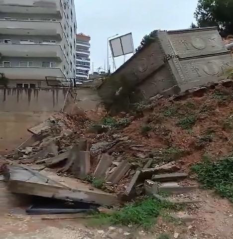 Mudanya’da dere taştı, dükkanlar çamur deryasına döndü