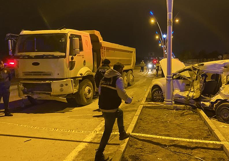 Erzincan’da feci kaza: 2 ölü, 4 yaralı