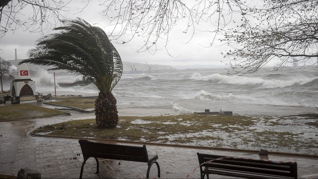 Yurt genelinde sel ve fırtına: 2 kişi hayatını kaybetti, 10 kişi yaralandı