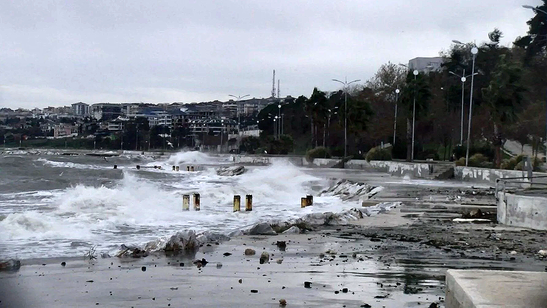 Kuvvetli fırtına, deniz ve hava trafiğini vurdu: Seferler iptal edildi