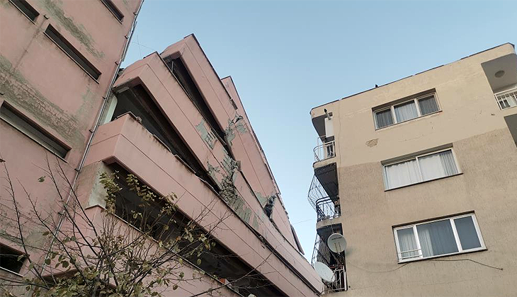 İzmir’de okul binası, apartmanın üzerine doğru yan yattı