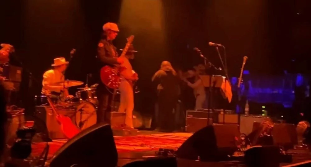 Rock konserinde grup üyeleri birbirine girdi