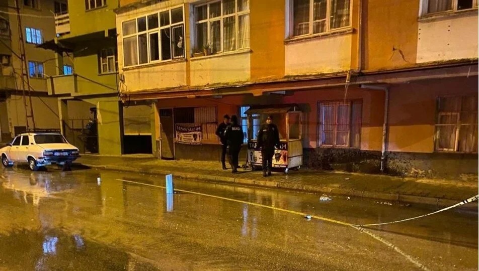 Kavgayı izleyen genci ‘Ne bakıyorsun?’ diyerek vurdular