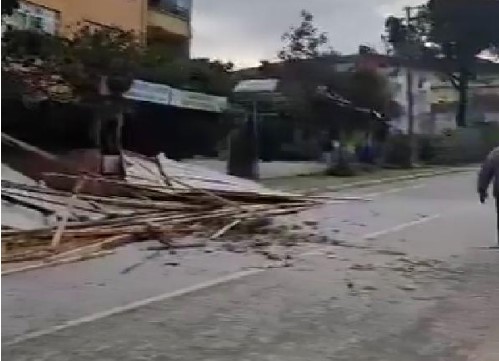 Yalova’da fırtınanın savurduğu çatı 2 kişiye çarptı Yalova’da fırtınanın savurduğu çatı 2 kişiye çarptı