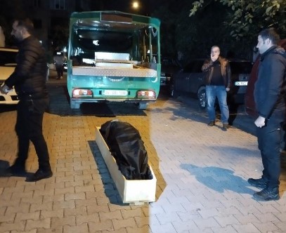 El frenini çekmeyi unuttuğu aracının altında kalarak can verdi