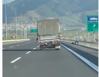 Bursa’da ölümle dans! Savrulan kamyonet yürekleri ağza getirdi