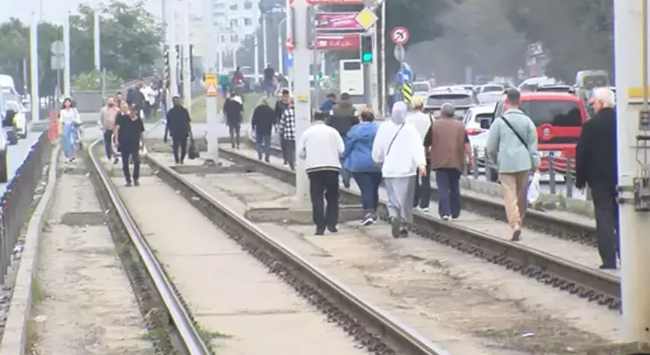 Tramvay arızası! Seferler durdu, vatandaş yürüdü
