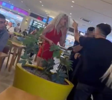 AVM’de saç saça kavga kamerada