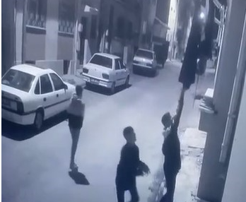 Balkonda asılı çamaşırları çaldı Balkonda asılı çamaşırları çaldı