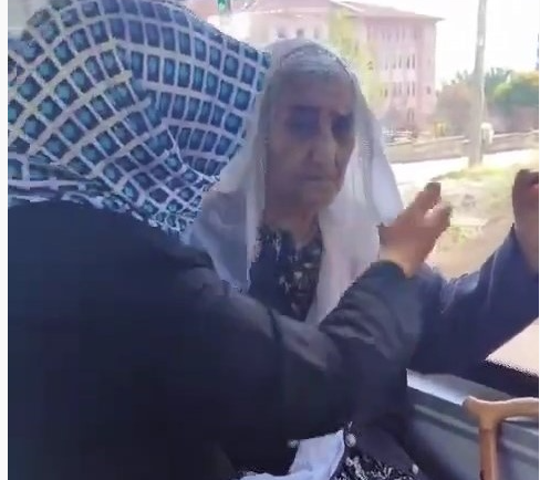 Otobüs şoförü, fenalaşan yolcuyu hastaneye yetiştirdi Otobüs şoförü, fenalaşan yolcuyu hastaneye yetiştirdi