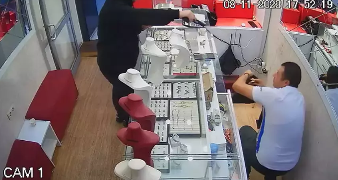 Sakar soyguncu gözdağı vermek isterken kendini vurdu